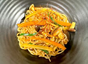 Foto di Spaghetti Shirataki di Konjac, con verdure e salsa di soia