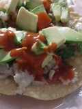 Tostada de pescado molido al azahares y chile verde. (ceviche barroco)