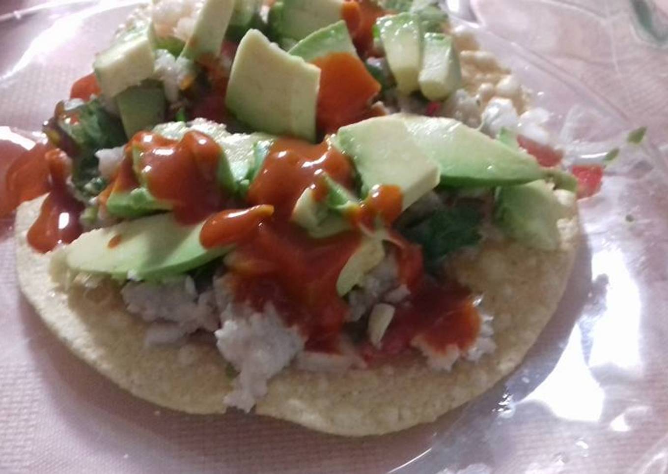 Tostada de pescado molido al azahares y chile verde. (ceviche barroco)