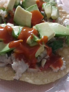Una foto de Tostada de pescado molido al azahares y chile verde. (ceviche barroco)