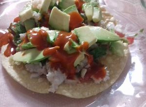 Una foto de Tostada de pescado molido al azahares y chile verde. (ceviche barroco)