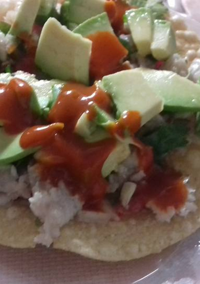 Una foto de Tostada de pescado molido al azahares y chile verde. (ceviche barroco)