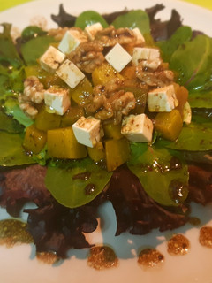Una foto de Ensalada gourmet con calabaza asada, feta y nueces
