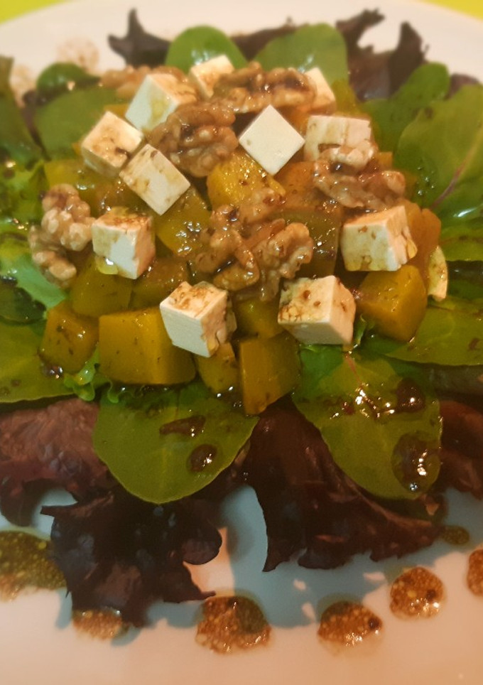 Una foto de Ensalada gourmet con calabaza asada, feta y nueces