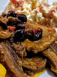 Una foto de LENGUA de RES🐮 guisada con salsa de uvas pasas🍇...!