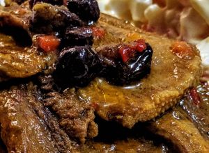 Una foto de LENGUA de RES🐮 guisada con salsa de uvas pasas🍇...!