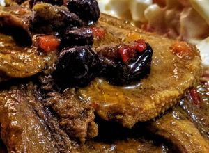 Una foto de LENGUA de RES🐮 guisada con salsa de uvas pasas🍇...!