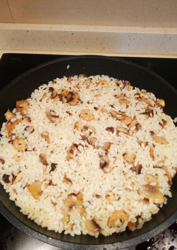 Una foto de Arroz con gambas y champiñones