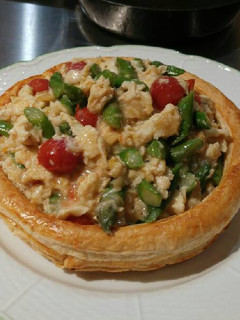 Una foto de Revuelto de huevos, espárragos y tomates cherry