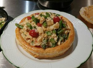 Una foto de Revuelto de huevos, espárragos y tomates cherry