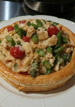 Una foto de Revuelto de huevos, espárragos y tomates cherry