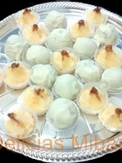 Una foto de Coquitos y trufas de chocolate blanco, leche condensada y coco rallado