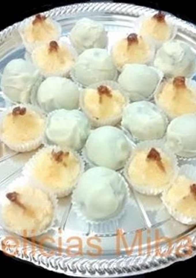 Una foto de Coquitos y trufas de chocolate blanco, leche condensada y coco rallado