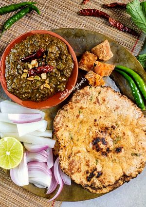 A picture of Sarson ka saag Makki di roti.