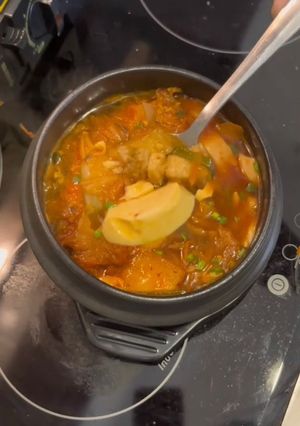Hình của món Canh kim chi Hàn Quốc.