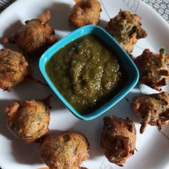 A picture of Methi palak pakoda.