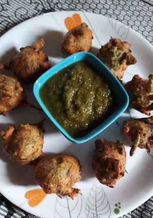 A picture of Methi palak pakoda.