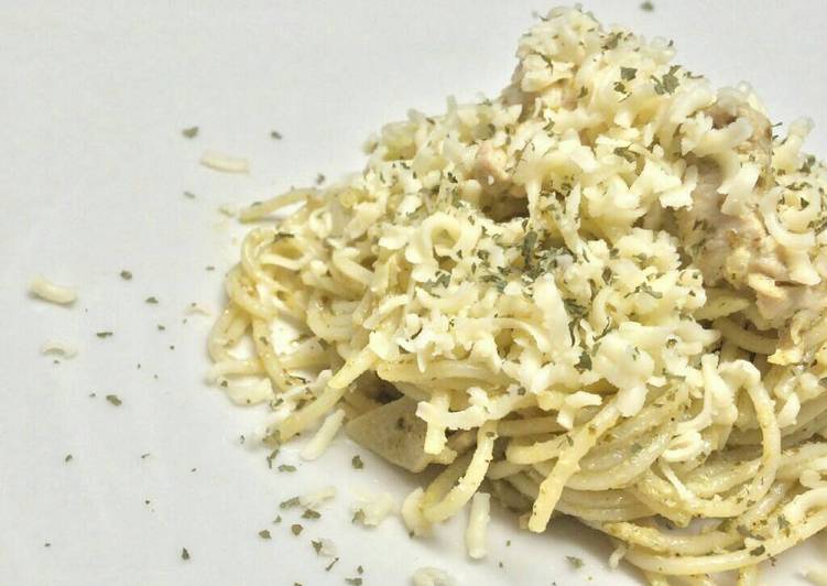 Cara Gampang Menyiapkan Spaghetti Ogliolio with Creamy Chicken Pesto Sauce Anti Gagal
