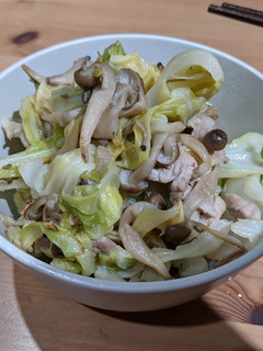 高麗菜炒鴻禧菇 的食譜成品照片