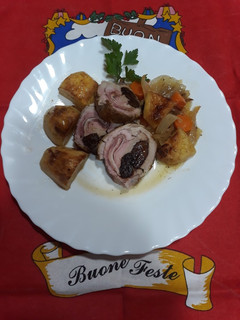 Una foto de Solomillo de cerdo relleno de jamón york, bacon y ciruelas