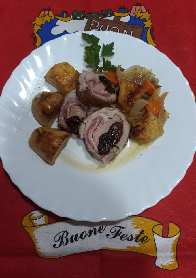 Una foto de Solomillo de cerdo relleno de jamón york, bacon y ciruelas