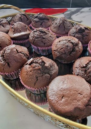 Une photo de Muffin chocolat avec morceaux de chocolat