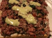 Una foto de carne molida cilantro