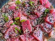 Una foto de atún arroz sushi