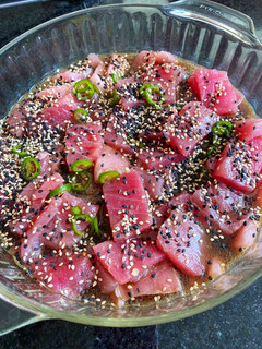 Una foto de Sashimi de atún estilo los arcos