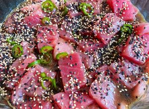 Una foto de Sashimi de atún estilo los arcos