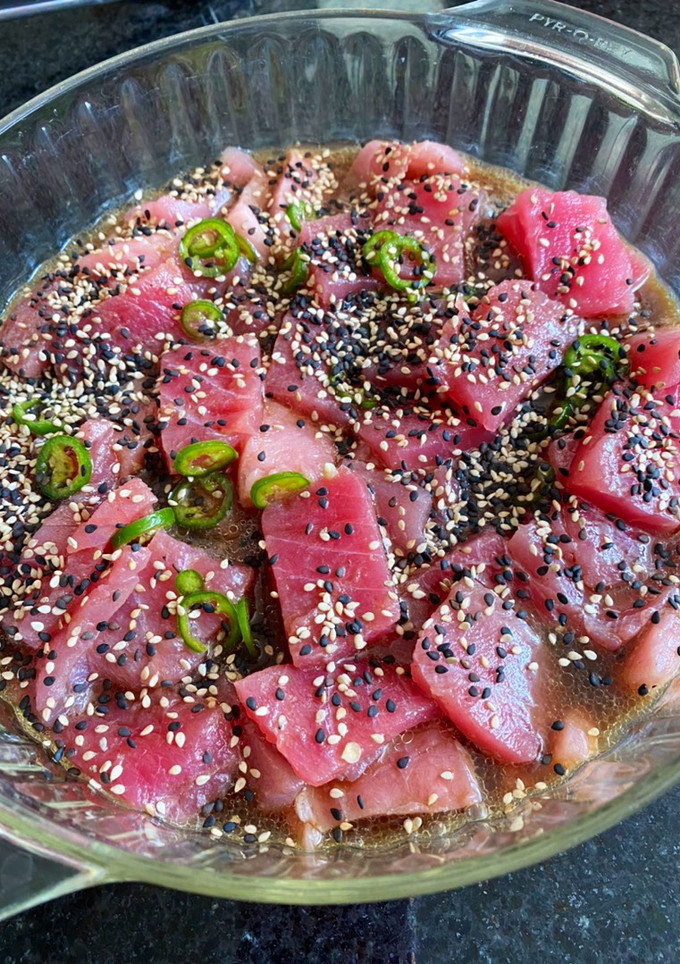 Una foto de Sashimi de atún estilo los arcos