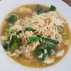 A picture of Indomie kuah kari ayam.