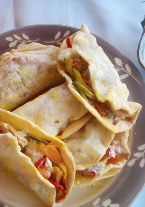 Una foto de Falsos tacos de pollo y verduras (o empanadas abiertas) en la air -fryer