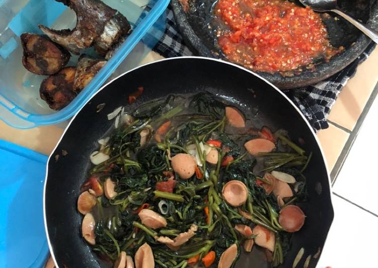 Resep Sayur kangkung with sosis yang Lezat Sekali