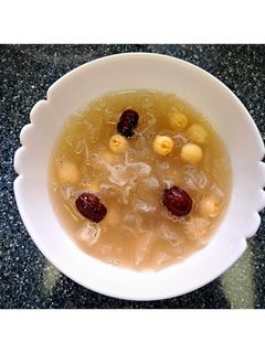 梨子燉銀耳蓮子湯 的食譜成品照片