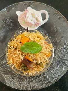 ஹைதாரபாத் வெஜ் பிரியாணி (Hyderabad Veg Briyani recipe in Tamil) செய்முறை முக்கிய புகைப்படம்
