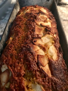 Una foto de Bizcocho de zanahoria y almendra con toque dátil, canela y manzana