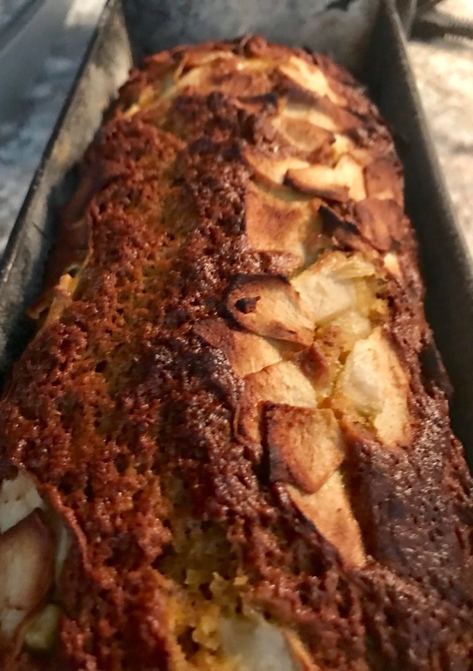 Una foto de Bizcocho de zanahoria y almendra con toque dátil, canela y manzana