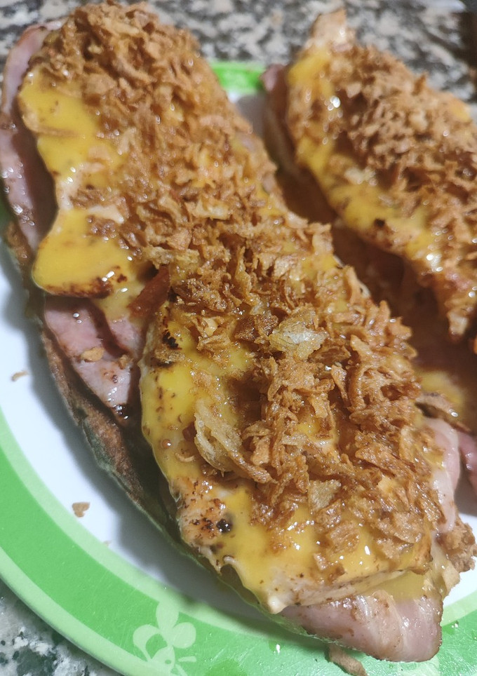 Una foto de Tostadas de bacon, pollo, cebolla y miel/mostaza