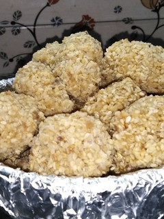 A picture of Till ke laddoo.