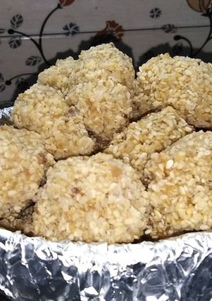 A picture of Till ke laddoo.