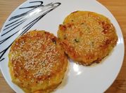 Una foto di aglio patate uova