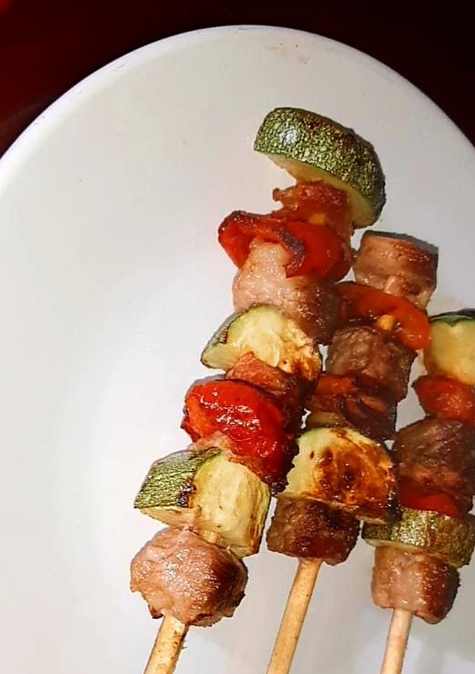 Una foto de Brochetas de res