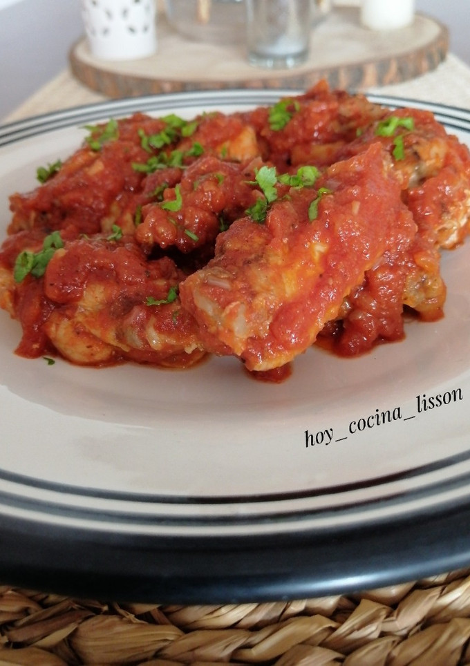 Una foto de Alitas de pollo en salsa de tomate