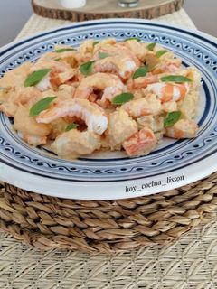 Una foto de Ensalada de patata y langostinos con mayonesa de pimiento rojo asado