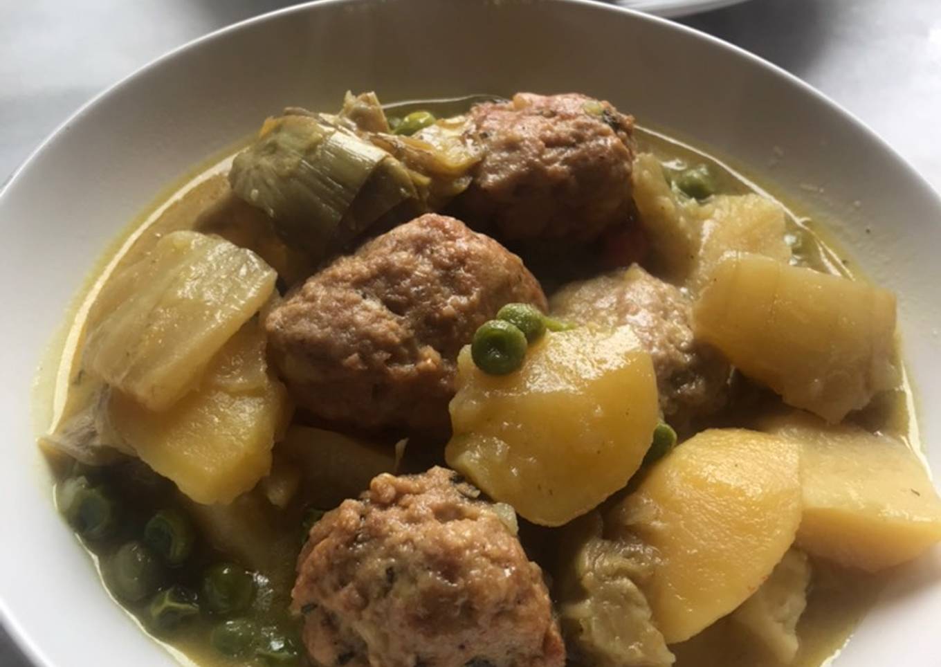 Guisadito de albóndigas con un toque griego de hierbabuena