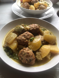Una foto de Guisadito de albóndigas con un toque griego de hierbabuena