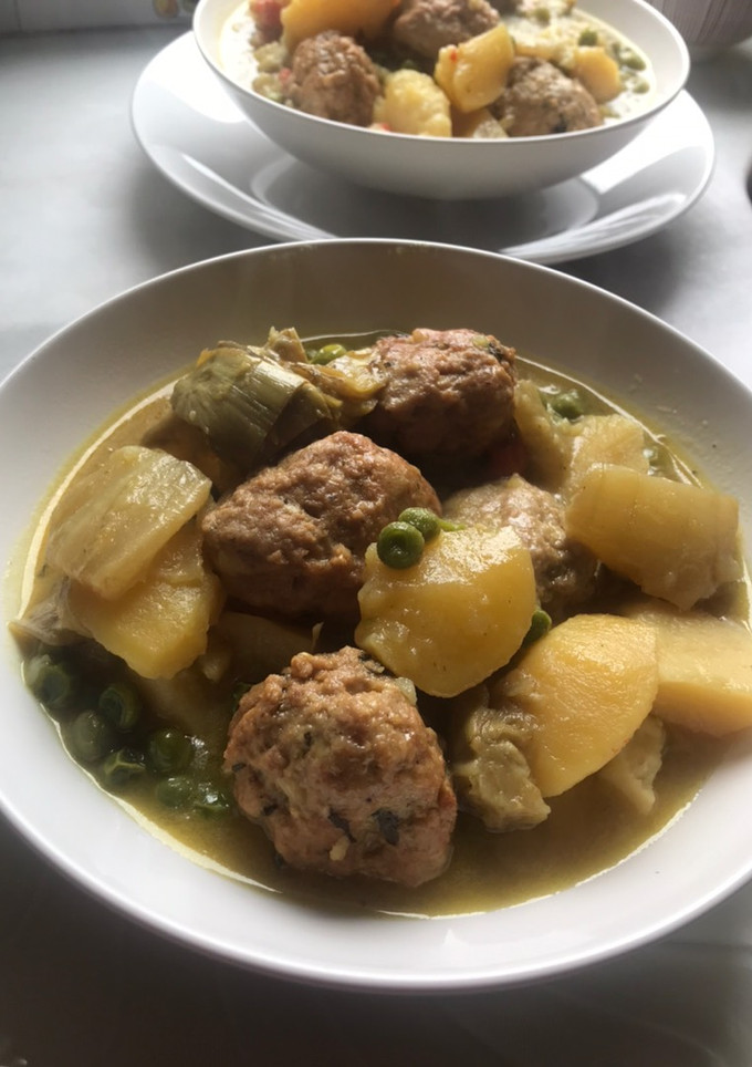 Una foto de Guisadito de albóndigas con un toque griego de hierbabuena