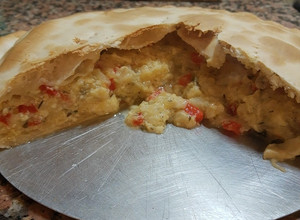 Una foto de Tarta de choclo cremoso y queso fácil