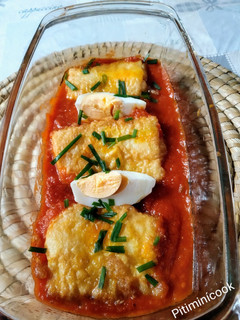 Una foto de Bacalao con salsa de tomate